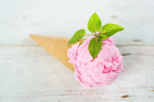 딸기 아이스크림을 닫습니다 — 스톡 사진