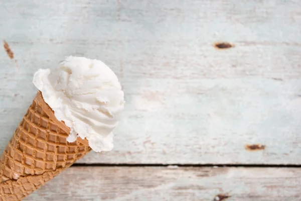 Cerrar cono de helado de vainilla —  Fotos de Stock