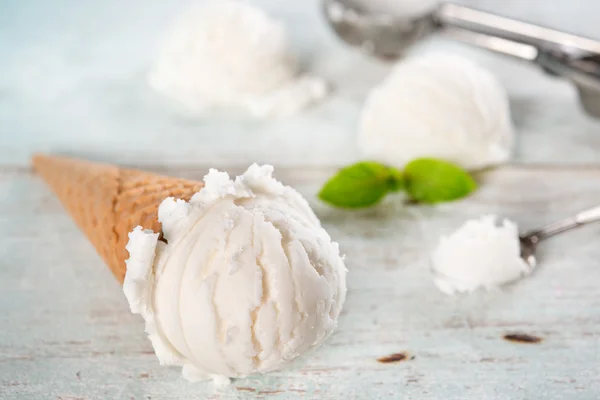 Closeup γαλακτοκομικών βανίλιας παγωτό χωνάκι — Φωτογραφία Αρχείου