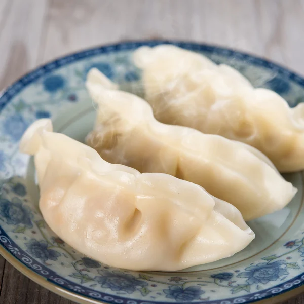 Chinese cooking fresh dumplings — Stock Photo, Image
