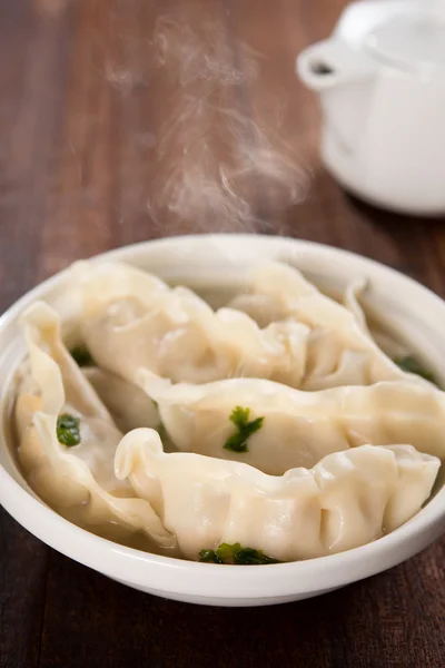 Heerlijke Aziatisch eten dumplings soep — Stockfoto