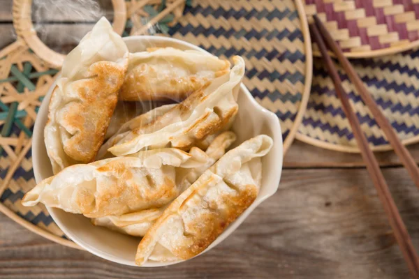 Bovenaanzicht Aziatisch eten gefrituurde dumplings — Stockfoto