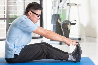 Olgun Asyalı adam egzersiz vasıl jimnastik salonu