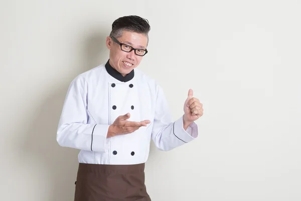 Maturo asiatico cinese chef pollice su — Foto Stock