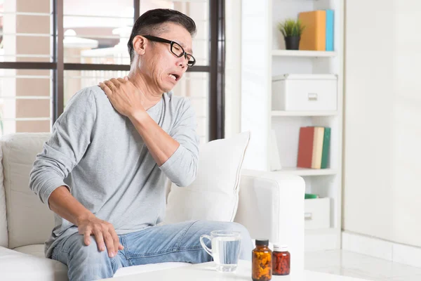 Mature Asian man shoulder pain — Stock Photo, Image