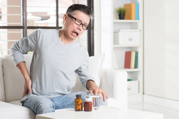 Reifen asiatische Mann Hüftschmerzen — Stockfoto