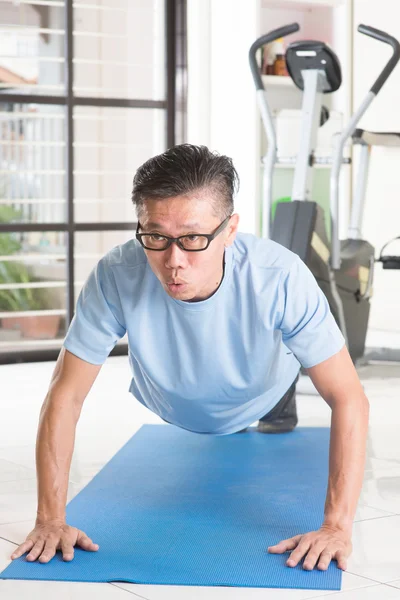 Maturo asiatico uomo push-up a palestra — Foto Stock