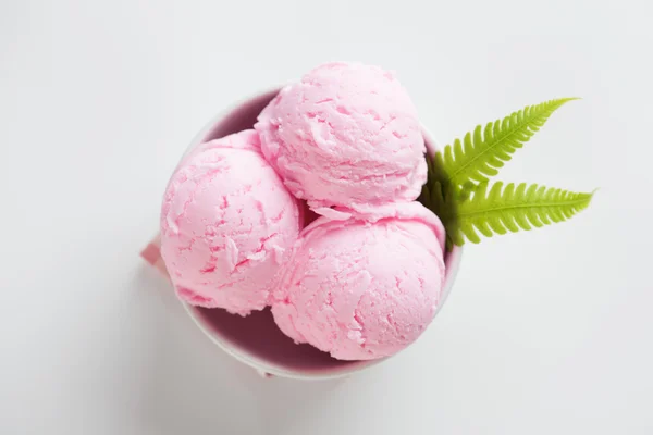 Top vista rosa sorvete na tigela — Fotografia de Stock