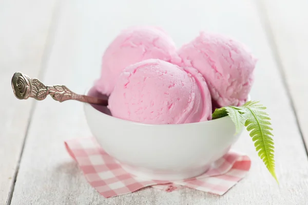 Strawberry ice cream in bowl — Stock Photo, Image