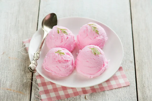 Jahodová zmrzlina na desce — Stock fotografie