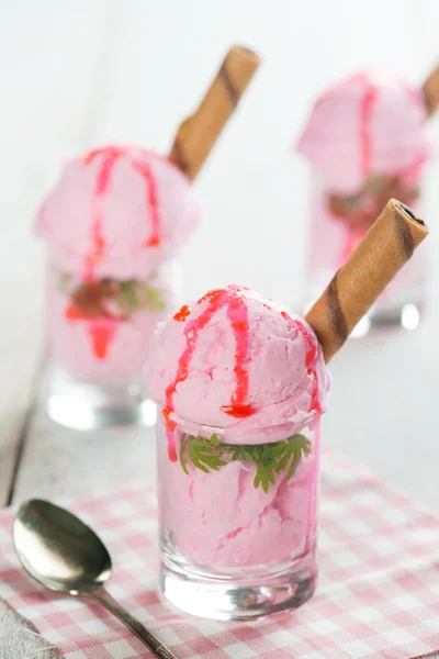 Poháry zmrzliny růžové — Stock fotografie
