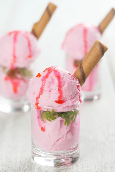 Jahodová zmrzlina v cups — Stock fotografie