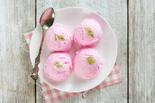 Top view strawberry ice cream on plate — Stock Photo, Image