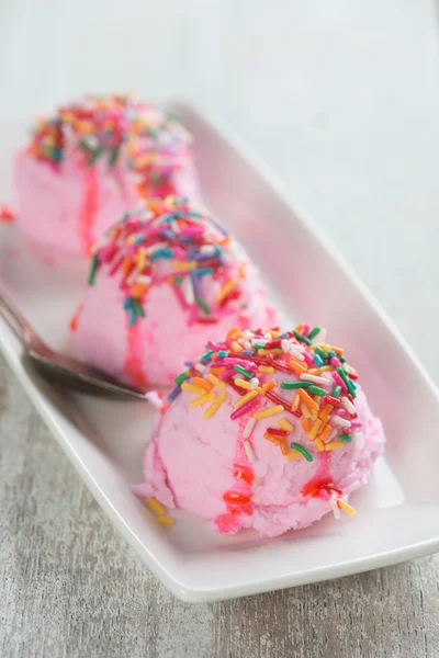 화려한 장식 핑크 아이스크림을 닫습니다 — 스톡 사진