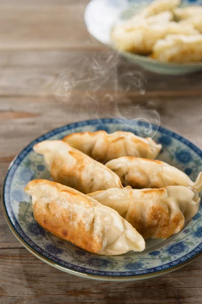 Asiatisk maträtt panorera stekt dumplings — Stockfoto
