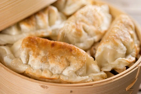 Chinees eten pan gebakken knoedels — Stockfoto