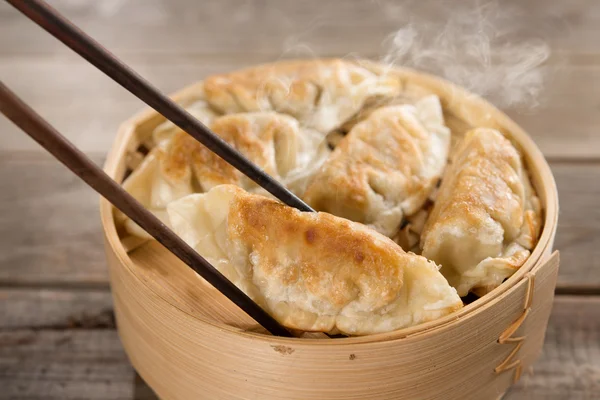 Populaire Chinese gastronomische pan gebakken knoedels — Stockfoto