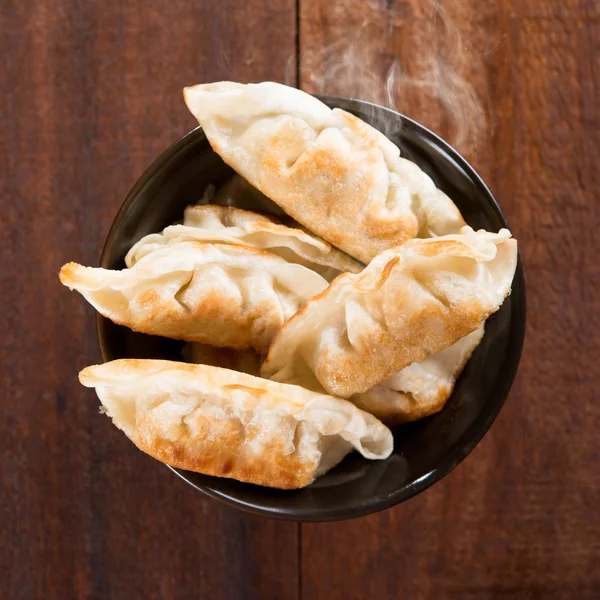 Populaire Chinese maaltijd pan gebakken knoedels — Stockfoto