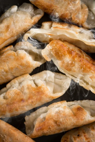 Nära håll stekt dumpling i matlagning pan — Stockfoto