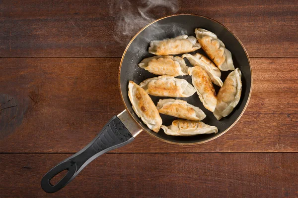 De gebakken knoedel Aziatisch eten in pan koken — Stockfoto