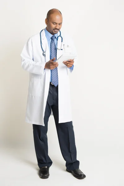 Maduro indiano médico comprimento total usando tablet pc — Fotografia de Stock