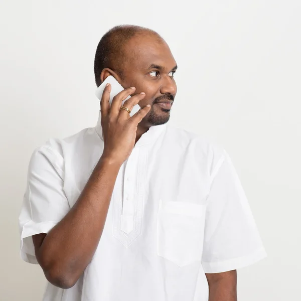 Зрелый деловой человек индиец разговаривает по телефону — стоковое фото