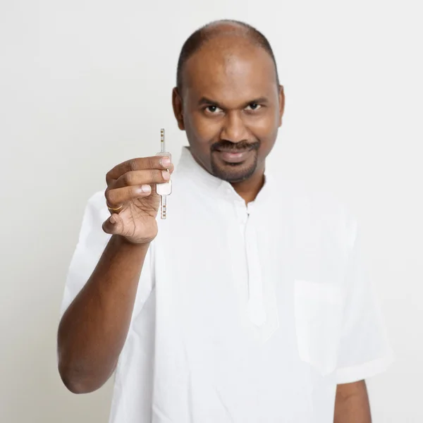Mature Indian man holding house key — Stockfoto