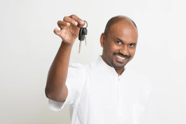 Hombre indio maduro sosteniendo la llave del coche — Foto de Stock