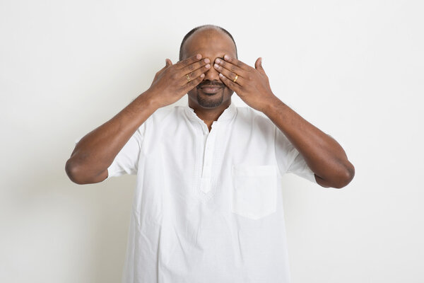 Зрелый случайный бизнес индиец скрыл глаза
