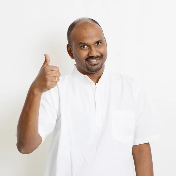 Casual mature Indian people thumb up — Stockfoto