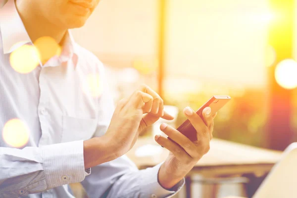 Business people, smartphone, laptop, sunset concept — Stockfoto