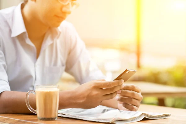 Negocios, teléfonos inteligentes y periódicos — Foto de Stock