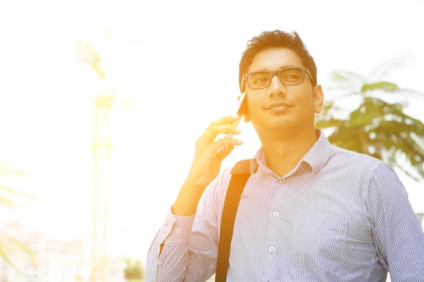 Uomini d'affari indiani al telefono — Foto Stock