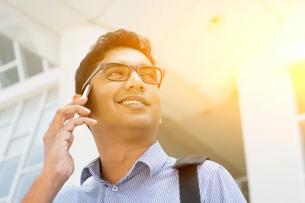 Indische Geschäftsleute unterhalten sich auf dem Smartphone — Stockfoto