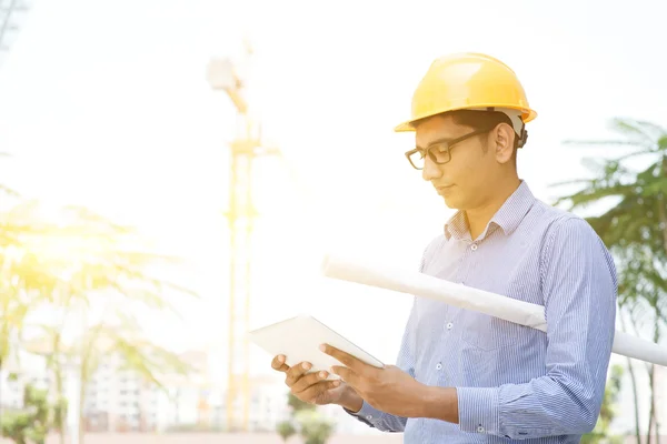 Male contractor engineer reading on tablet pc — Stok fotoğraf