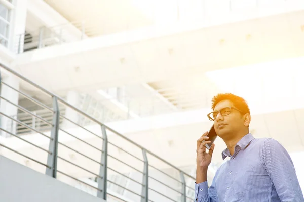 Hombre de negocios indio llamando en smartphone — Foto de Stock