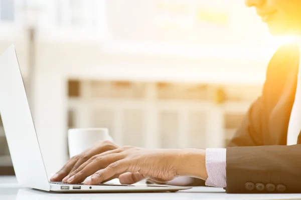 Business people and laptop — Stock Photo, Image