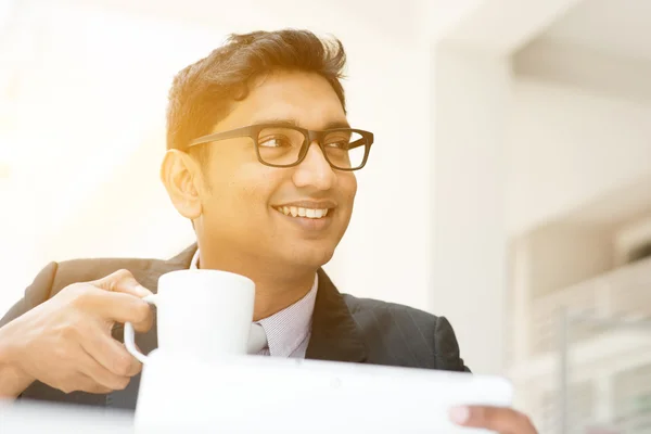 Uomo d'affari che utilizza tablet pc al caffè — Foto Stock