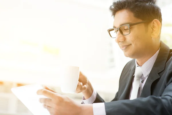 Gente de negocios usando tableta PC en la cafetería — Foto de Stock