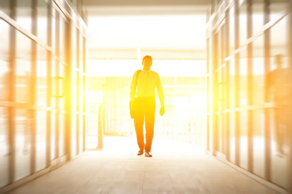 Business people walking thru modern office — Stockfoto