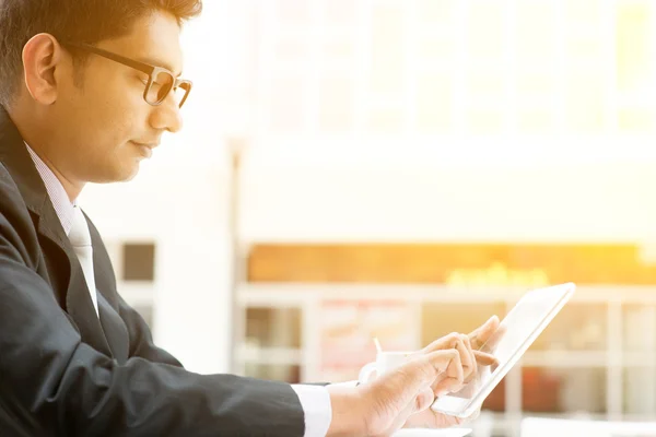 Indian business people using tablet pc at cafe — Stock Photo, Image