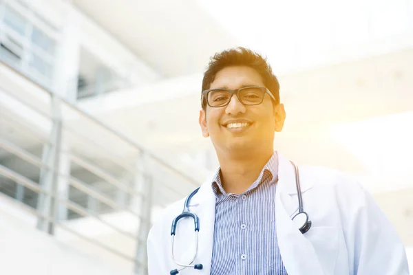 Asian Indian medical doctor smiling — Stockfoto