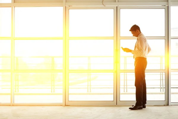 Employés de bureau utilisant un smartphone — Photo