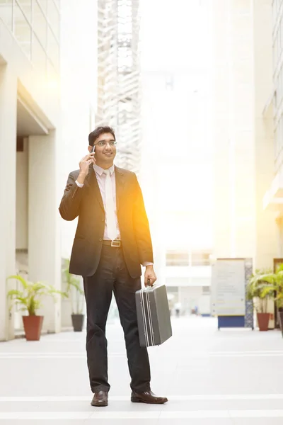 Asiático indio hombre de negocios longitud completa usando smartphone — Foto de Stock