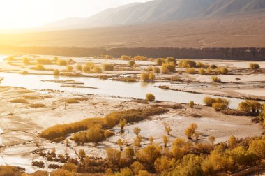 Sonbahar mevsiminde Indus Nehri