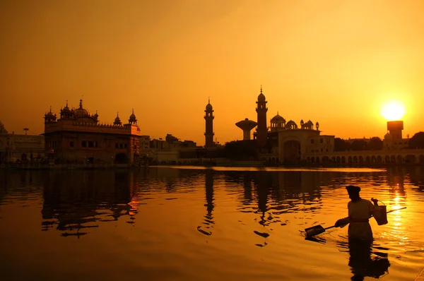 Nettoyage de la piscine du Temple d'Or, Inde — Photo