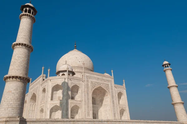 Taj Mahal med blå himmel — Stockfoto