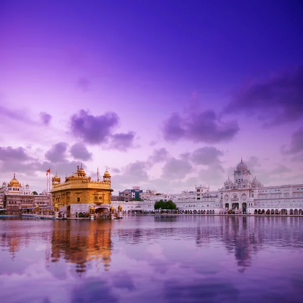 Tempio d'oro Amritsar al crepuscolo — Foto Stock
