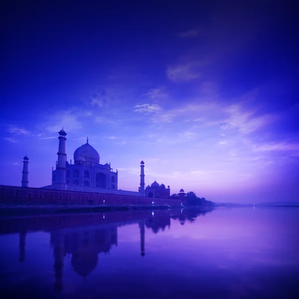 Taj Mahal Agra อินเดียในชั่วโมงสีฟ้า — ภาพถ่ายสต็อก