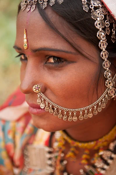 Ritratto di ragazza indiana tradizionale in saree — Foto Stock